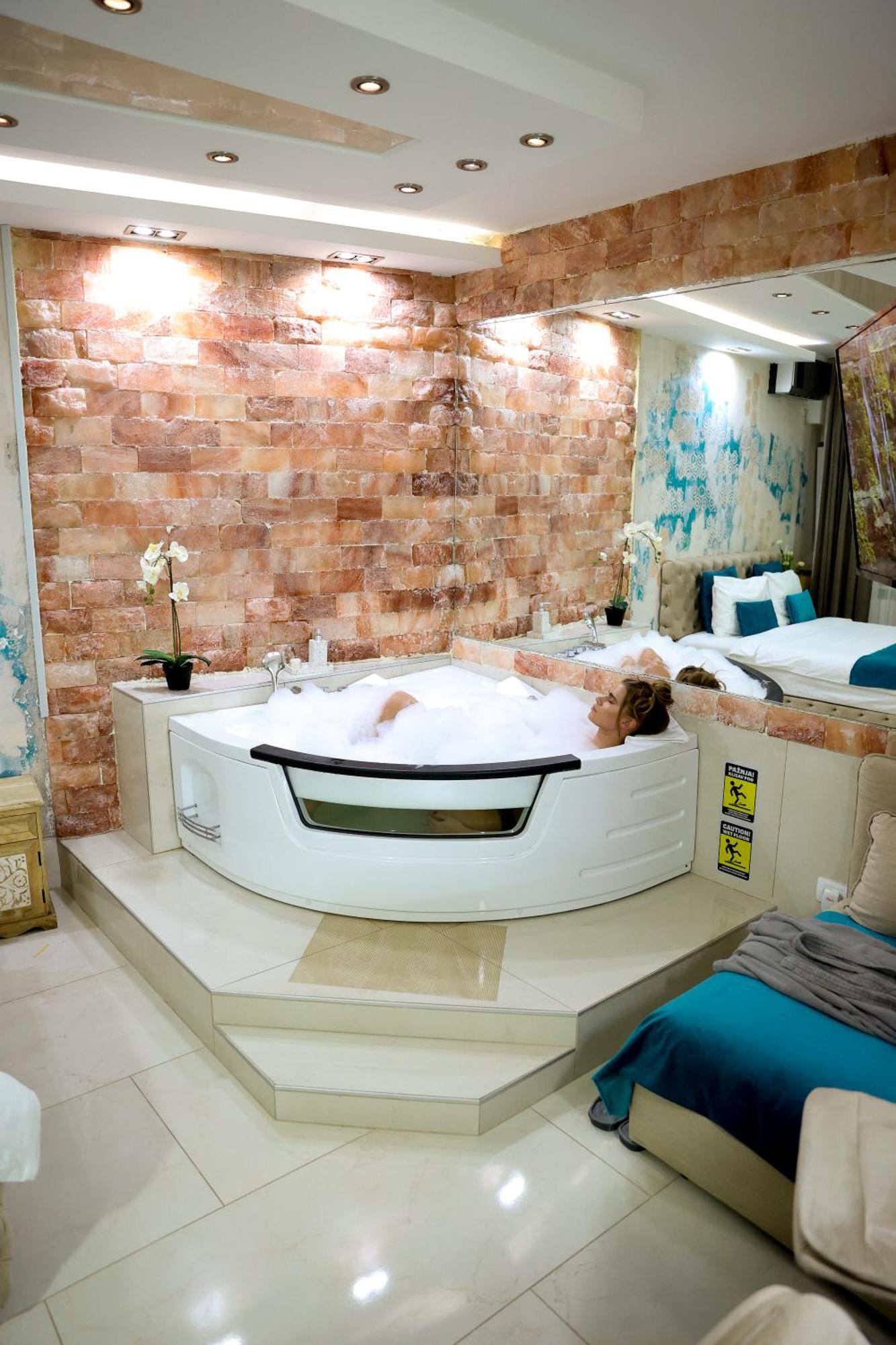 Design Apartment Premium Spa Lux 4 Star "Dubai" Completely Private Wellness & Spa Free Included Sauna & Jacuzzi & Salt Wall & Fire Place & 3D Ceilings & Business Wifi & Netflix & Keyless Code Entry & Full Smart App & Secure 2 Parking Place Ćuprija 외부 사진